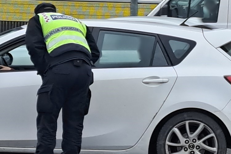 Slika /PU_ZG/ilustracije/policajac i auto, promet.jpg